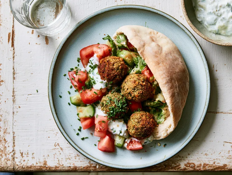 Bagt falafel med yoghurtdressing og varmt pitabrød - Planomo