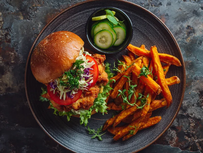Burgere med sød chutney og smeltet ost med gulerodsfritter - Functional Foods