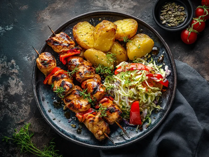 Mixed grill med kyllingespyd, pølser og grillet salat med ovnkartofler - Functional Foods