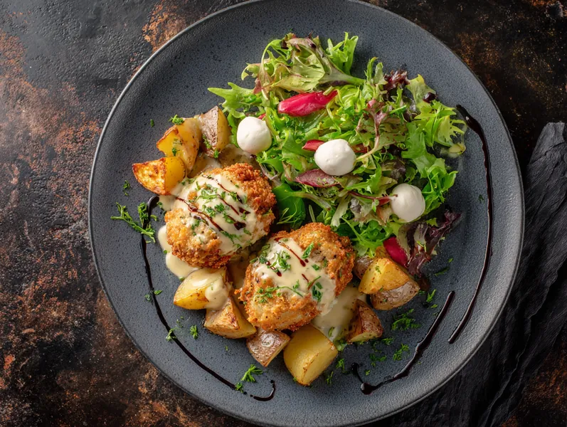 Kyllingepops med sesambagte rodfrugter og sprød salat - Planomo