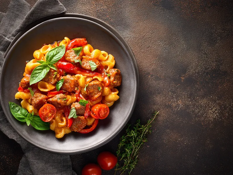 One Pot Pasta med pølse og peberfrugt - Planomo