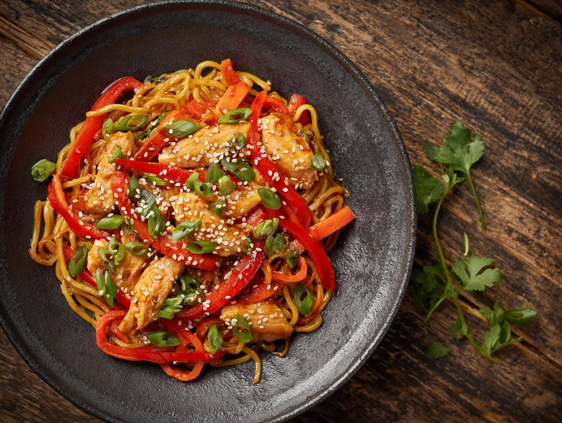 Asiatisk inspireret kylling stir-fry med nudler - Planomo