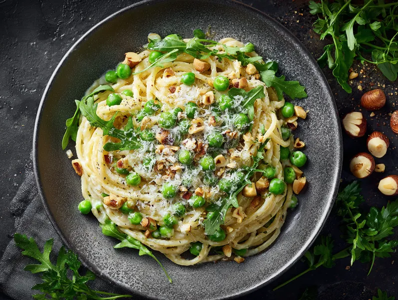Cremet pasta med ærter, rucola og ristede hasselnødder - Planomo