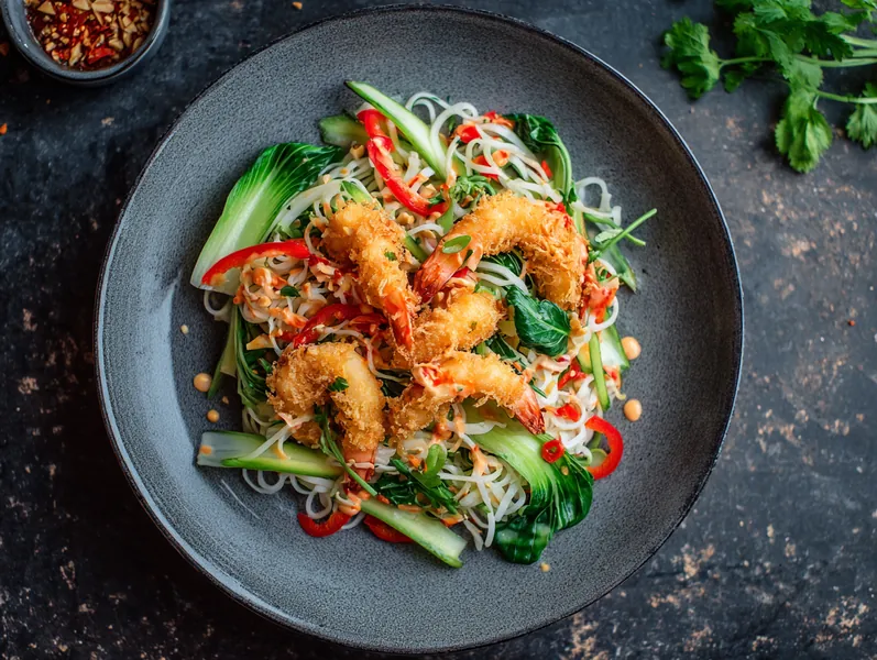 Nudelsalat med sprøde rejer og chilimayo - Planomo