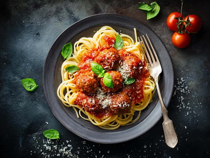 Spaghetti med italienske kødboller i tomatsauce - Planomo