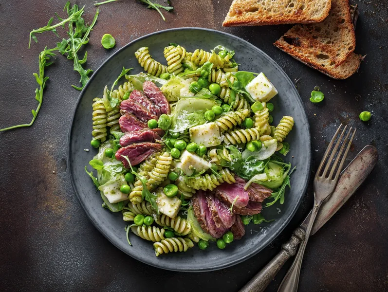 Pastasalat med basilikumpesto - Planomo