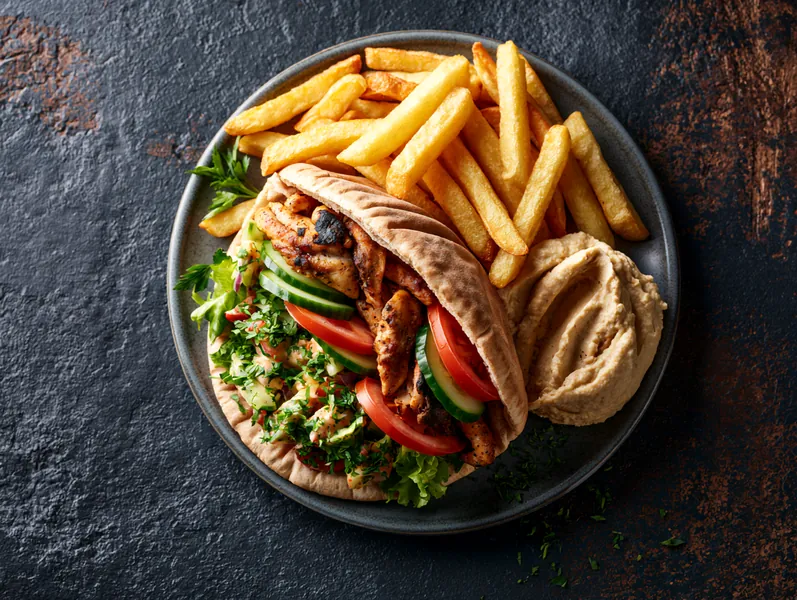 Pitabrød med kyllingekebab, grøntsager og pommes frites - Planomo
