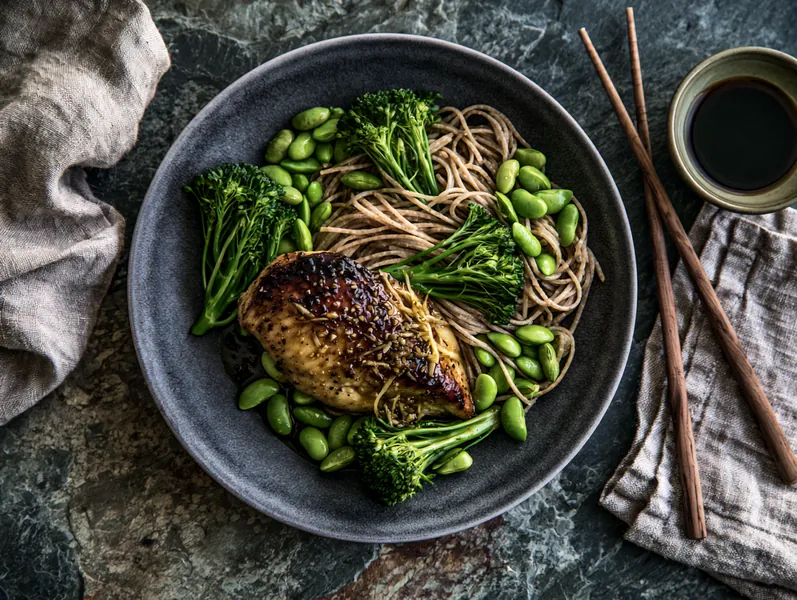 Mongolian kylling med nudler, broccoli og edamame - Planomo