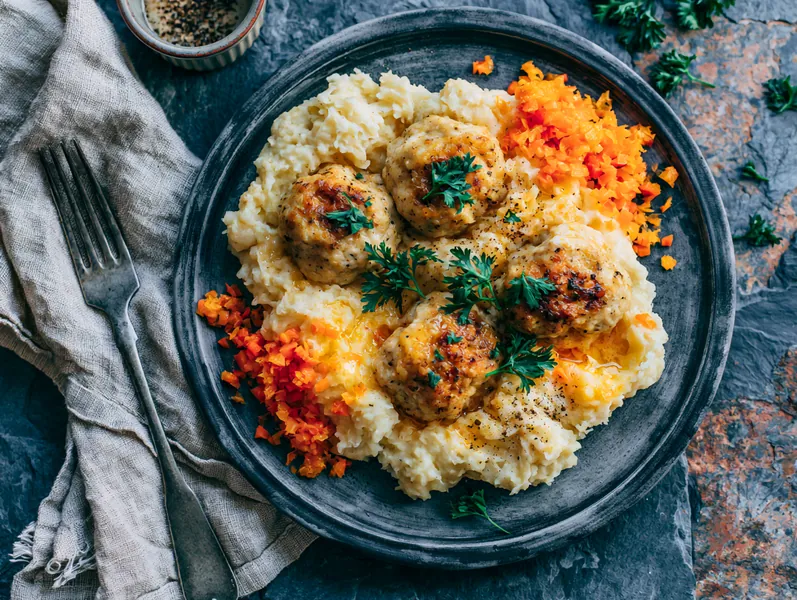 Kyllingfrikadeller med cremet kartoffelmos - Planomo