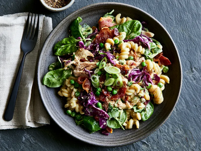 Børnevenlig pastasalat med kylling og karrydressing - Planomo