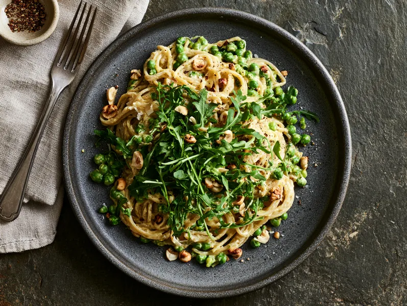 Cremet pasta med ærter, rucola og ristede cashewnødder - Planomo
