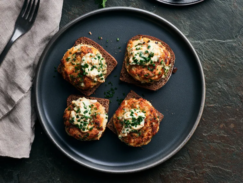 Fiskefrikadeller på rygbrød - Fiskedag som er nem, sund og hurtig - Planomo
