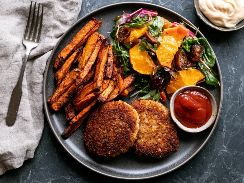 Hurtige karbonader med fritter og nem appelsinsalat til - Planomo