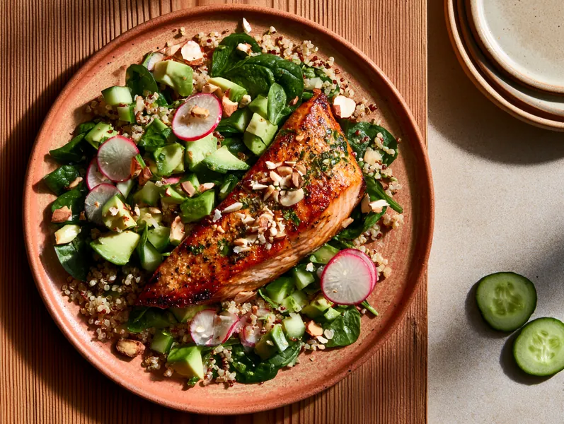 Grillet laks med quinoa og avocadosalat - Planomo