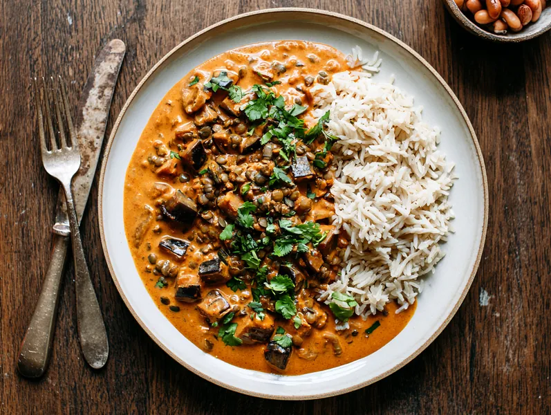 Massaman-curry med grønne linser og aubergine - Planomo