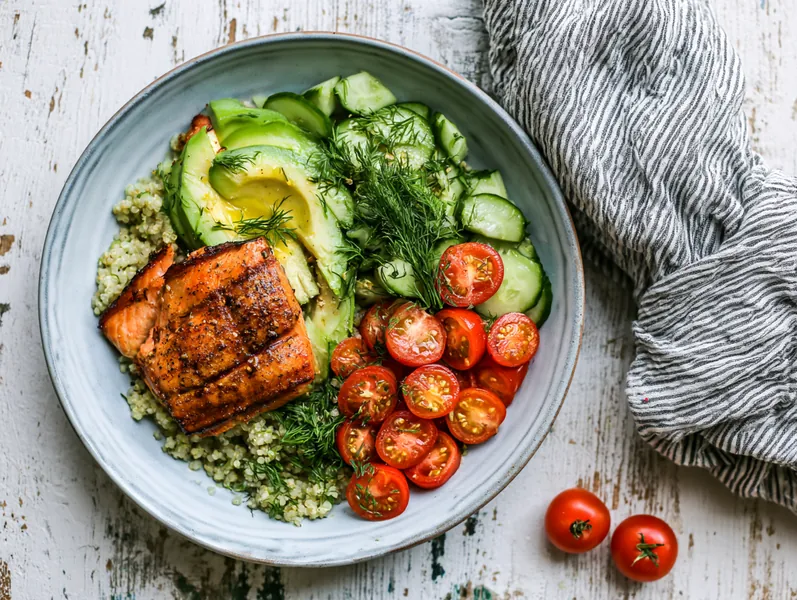 Quinoa bowl med grillet laks og avocado - Planomo