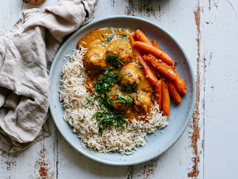 Børnevenlige boller i mild karrysauce - Planomo