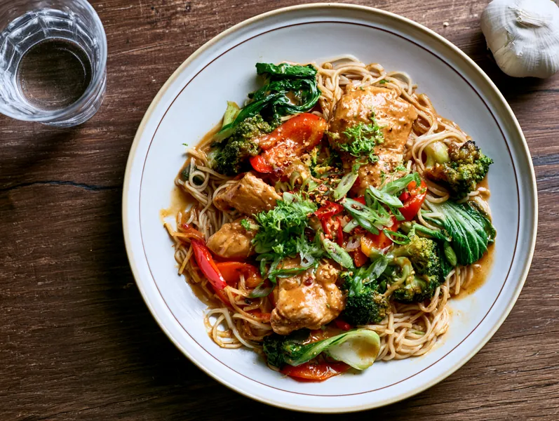 Peanutbutter wok med kylling og nudler - Planomo