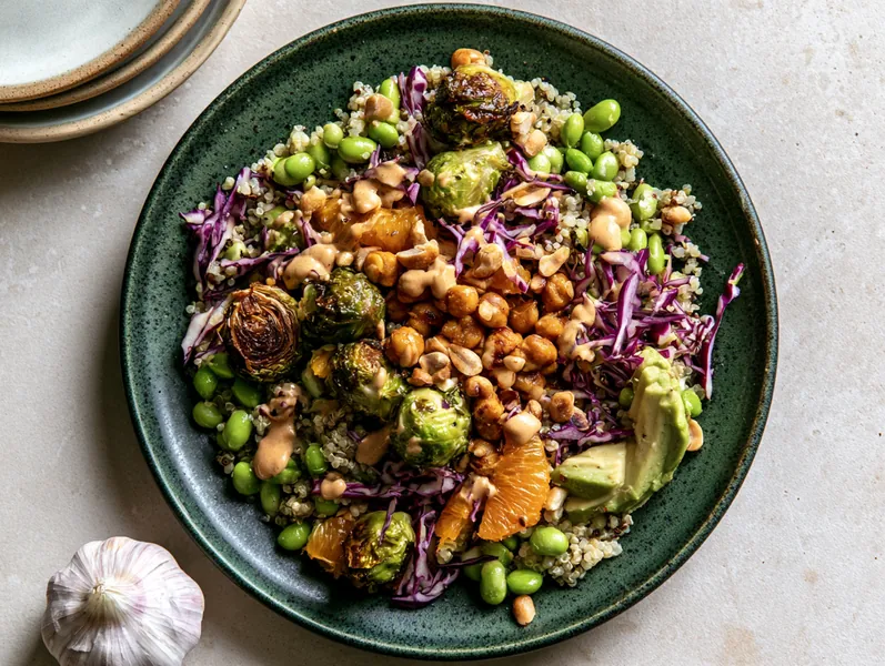 Sprød quinoasalat med kål, appelsin og peanutdressing - Planomo