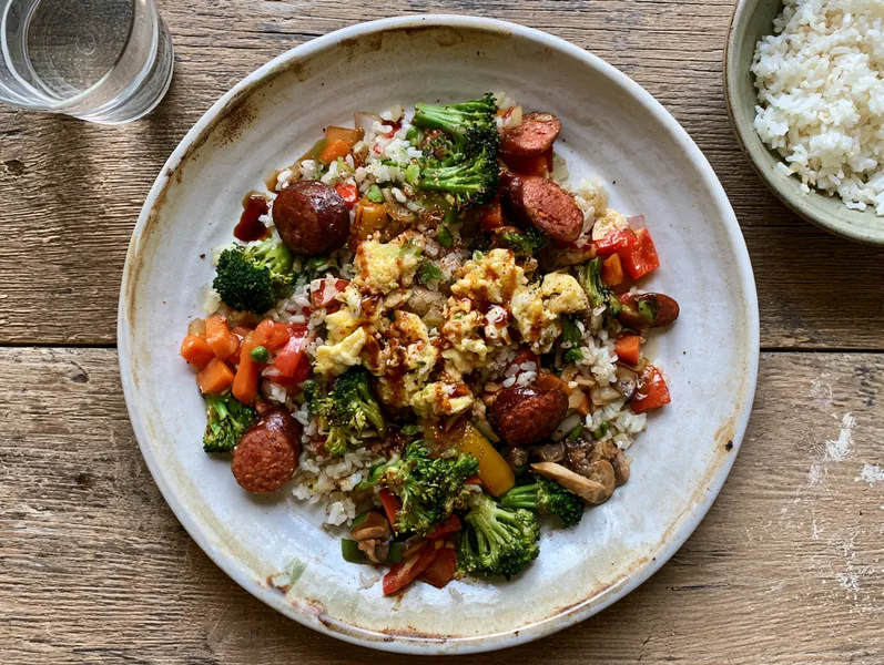 Fried rice med grøntsager og pølser - Planomo