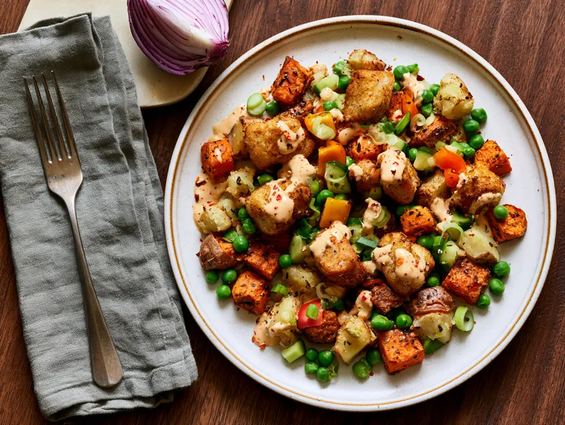 Salat med knuste kartofler og sprøde nuggets - Planomo
