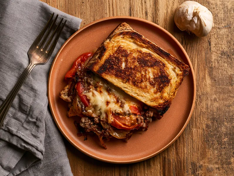 Cowboytoast med karamelliserede løg - Planomo