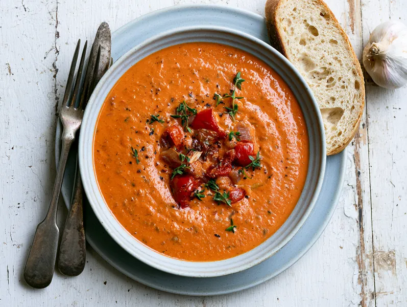 Tomatsuppe med bagte grøntsager og brød til - Planomo