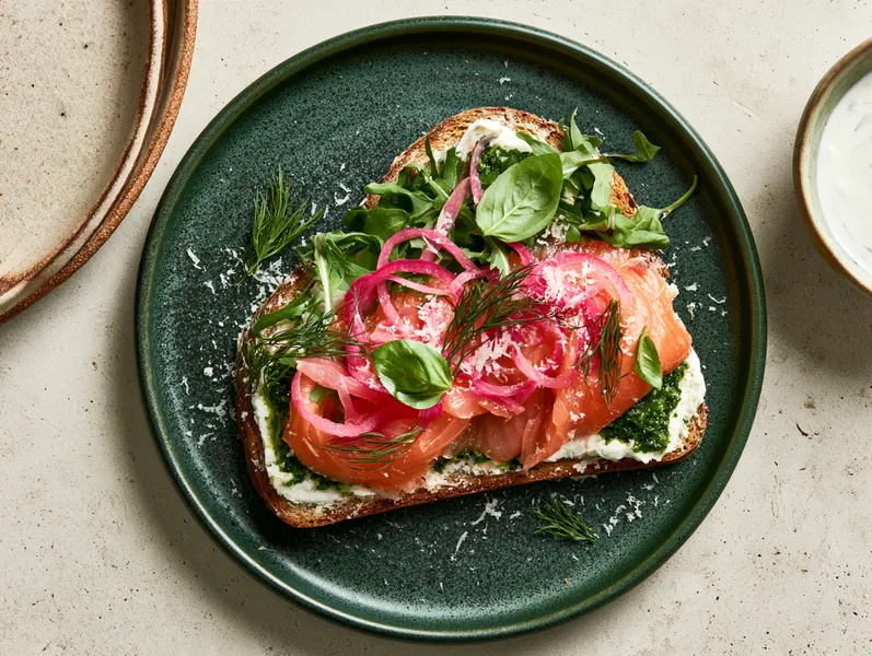 Laksesandwich med syltede rødløg og pesto - Planomo