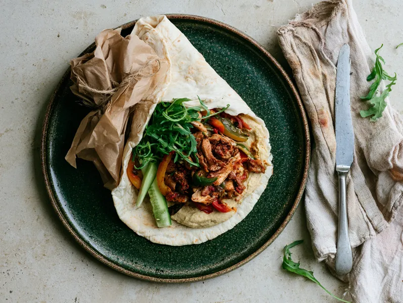 Wraps med kyllingekebab med hummus og grønt - Planomo