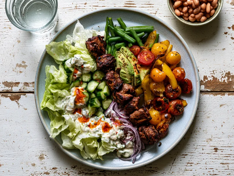 Kebabsalat med hvidløgs- chilidressing - Planomo